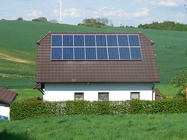Eigenheim mit Photovoltaikanlage auf dem Dach